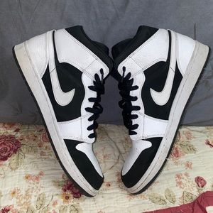 Air Jordan 1 Retro Mid 'Tuxedo'